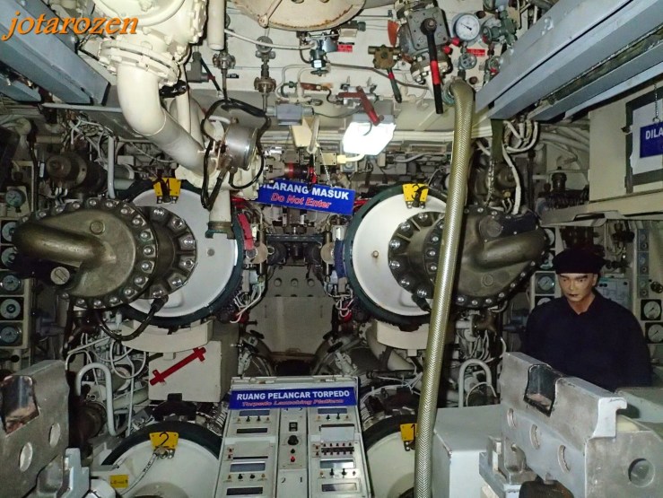 2018050833-submarine-museum1